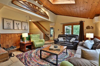 25 Rocky Ridge Rd - Killington Retreat: Group Ski House! Close to Mountain! Hot Tub.