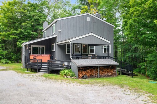 25 Rocky Ridge Rd - Killington Retreat: Group Ski House! Close to Mountain! Hot Tub.