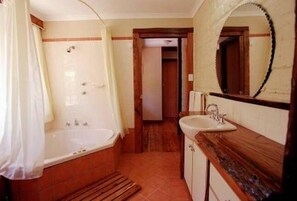 Duschwanne, Haartrockner, Seife, Toilettenpapier