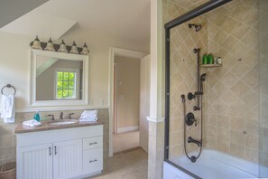 Combined shower/tub, jetted tub, hair dryer, towels