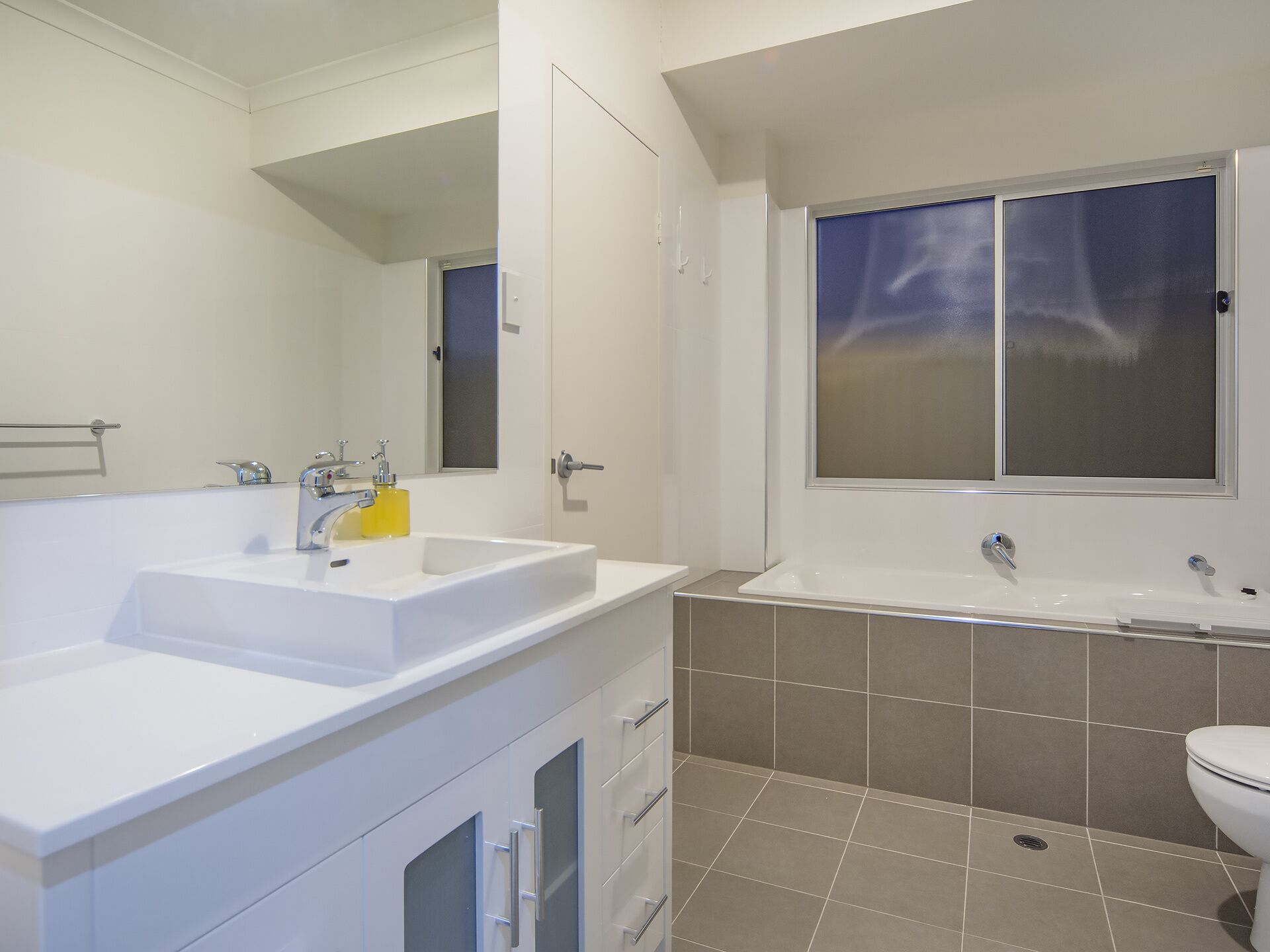 Spectacular Esplanade 4BR Contemporary with Views\n — image 14