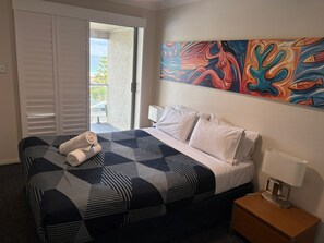 2 عدّة غرف نوم ومكواة/لوح كي وخدمة الإنترنت وملاءات أسرّة