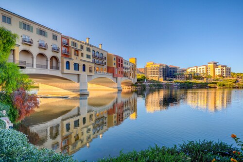 OVER-SIZED 2 BR PATIO UNIT STEPS TO POOL & COURTYARD!!!