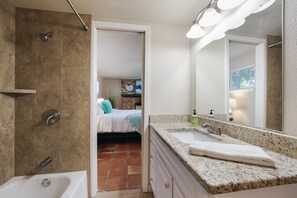 Combined shower/bathtub, hair dryer, towels - REX | 10% OFF | Updated & Cozy | Fast WiFi | Entire Family Home in San Antonio (San Antonio)