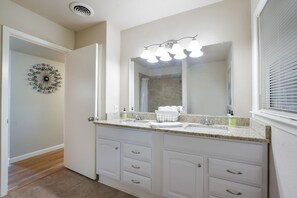 Combined shower/bathtub, hair dryer, towels