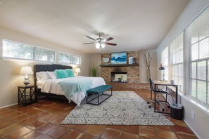 4 habitaciones, tabla de planchar con plancha, wifi y ropa de cama 
