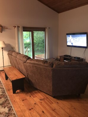 Smart TV, chimenea, reproductor de DVD y tenis de mesa