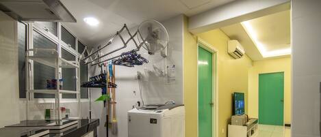 ثلاجة، ميكروويف، محمصة خبز، جهاز طهي للأرز