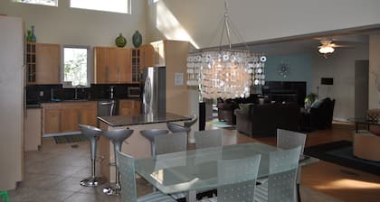 Beautiful Beach Front Luxury Home on Lake Michigan, Private Beach, Pool, Hot Tub