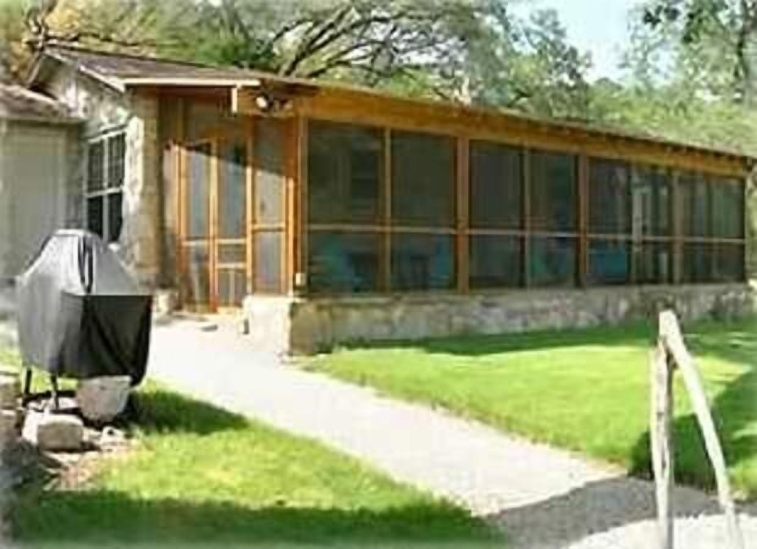 Secluded Cabin on Lake Travis- pet friendly