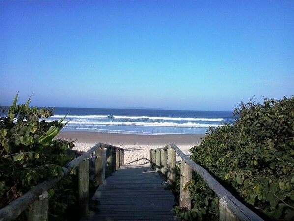 Beach - Great two-story house 150 meters from the beach. Summer 2026 with incredible prices! (Bombinhas)