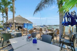 Outdoor dining - Great Unit On Marco River (marco island)
