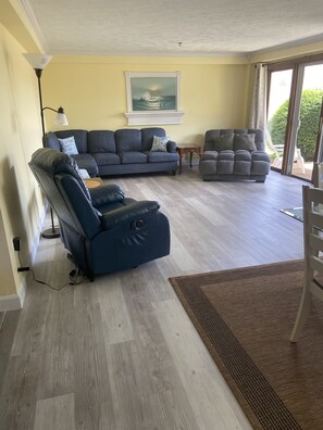 Smart-TV, DVD-Player, Bücher