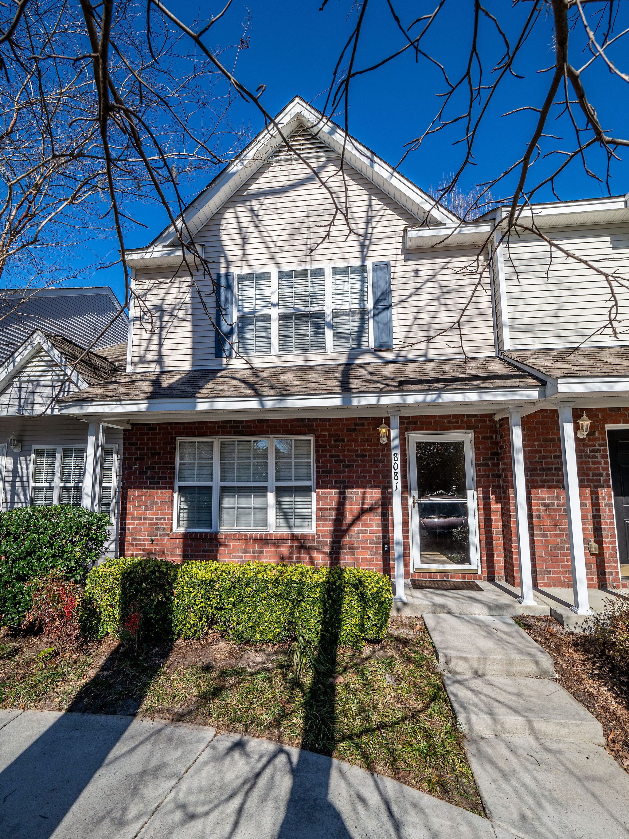 Lovely 2bd/2.5bath Centrally Located