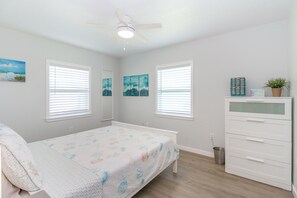 2 bedrooms, desk, iron/ironing board, free WiFi - Ocean Breeze Cottage (Melbourne Beach)