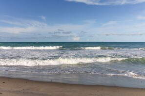 Sun-loungers, beach towels - Ocean Breeze Cottage (Melbourne Beach)