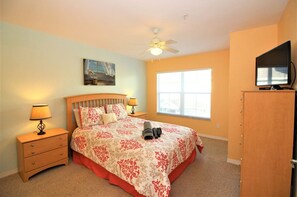upstairs queen bedroom with full ensuite - Cute and Cozy Venetian Bay Townhome - VB007 (Kissimmee)