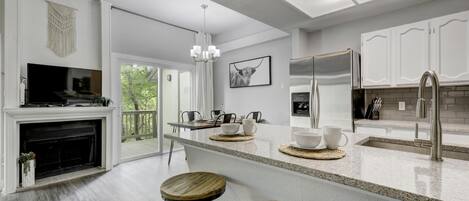 冷蔵庫、電子レンジ、オーブン、コンロ