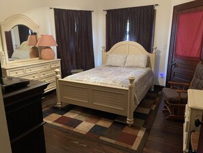 4 bedrooms, desk, iron/ironing board, free WiFi