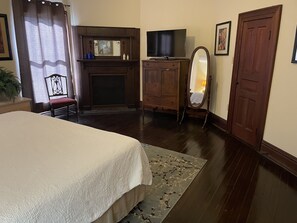 4 bedrooms, desk, iron/ironing board, free WiFi