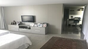 5 bedrooms, iron/ironing board, WiFi, bed sheets