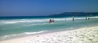 Case per 6 e 10 persone, dalle 99.00. 1 minuto a piedi dalla spiaggia, vista mare