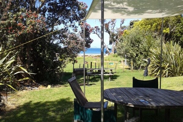Outdoor dining - SANDY BAY - Sublime beachside (Sandy Bay (Tutukaka Coast))