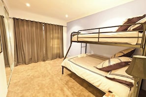 4 bedrooms, iron/ironing board, WiFi, bed sheets