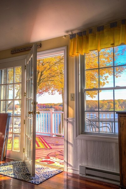 You and your Family deserve a break. Relax and enjoy lake front living