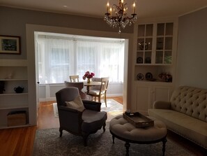 Smart-TV, Kamin, DVD-Player, Bücher