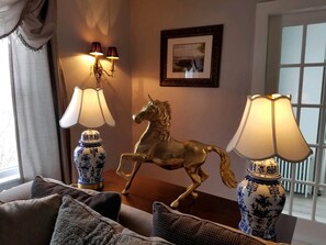 Smart-TV, Kamin, DVD-Player, Bücher