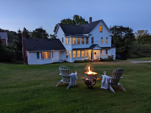 Nauti mukavasta eleganssista tässä yksinäisessä suuressa kodissa, joka sijaitsee Lenoxin kaupungissa