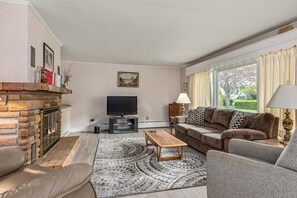 تلفزيون، تنس طاولة، كُتُب