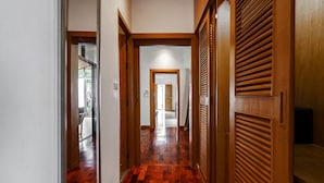 Passadís amb portes de fusta i un sòl de fusta polit.