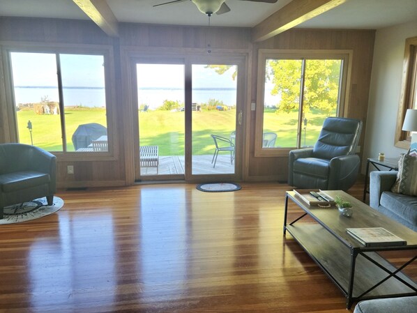 Televisión, reproductor de DVD, libros y biblioteca musical 