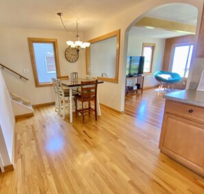 Dining - Awesome 3 Bdrm 2.5 bath Waterfront Oneida Lake House Vacation Rental Retreat (Bridgeport)