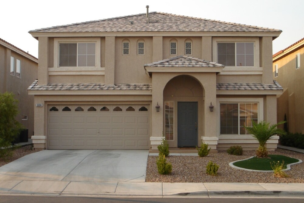 Luxurious Open Plan Vacation Home. Mins from the strip