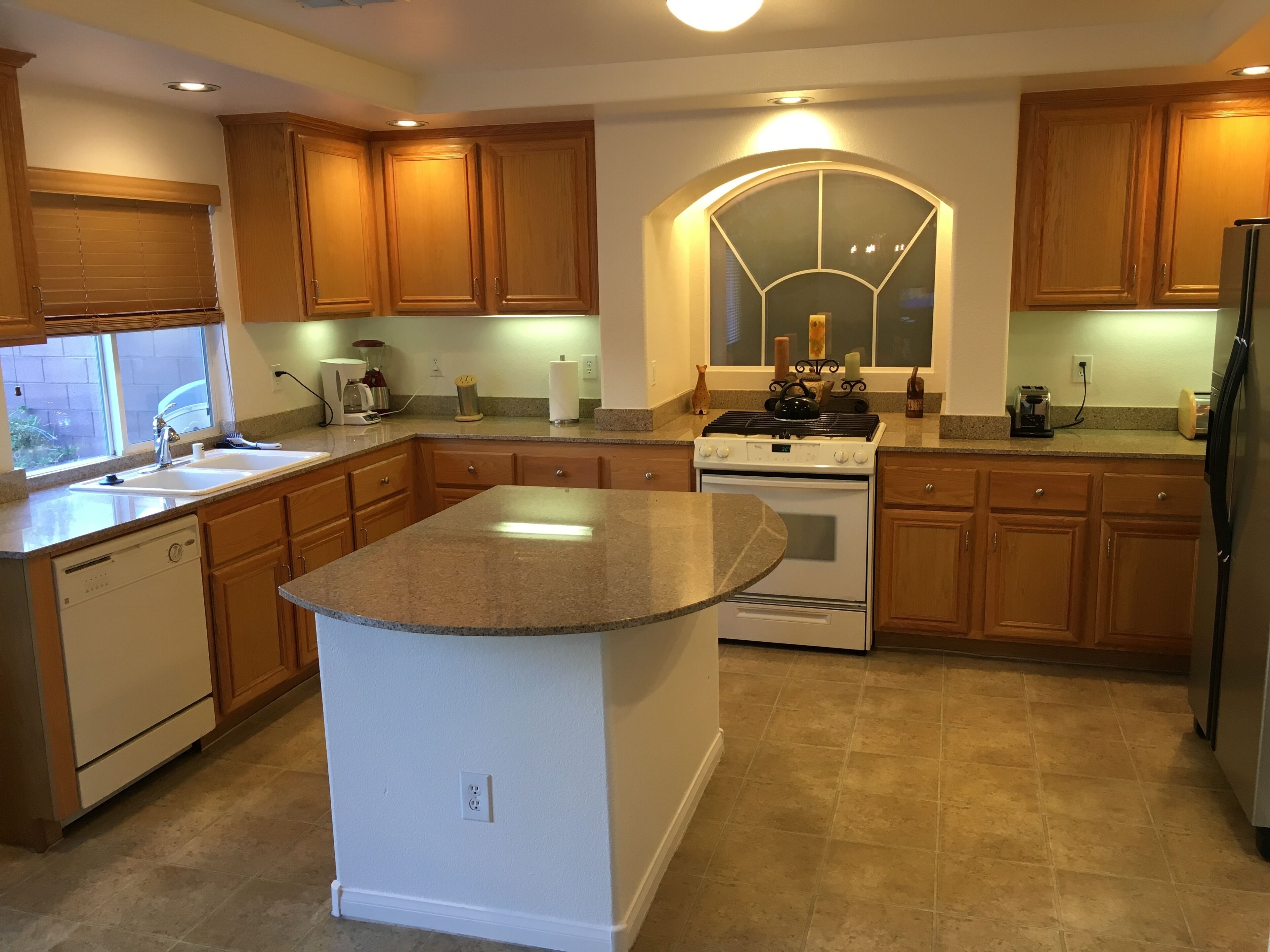 Luxurious Open Plan Vacation Home. Mins from the strip