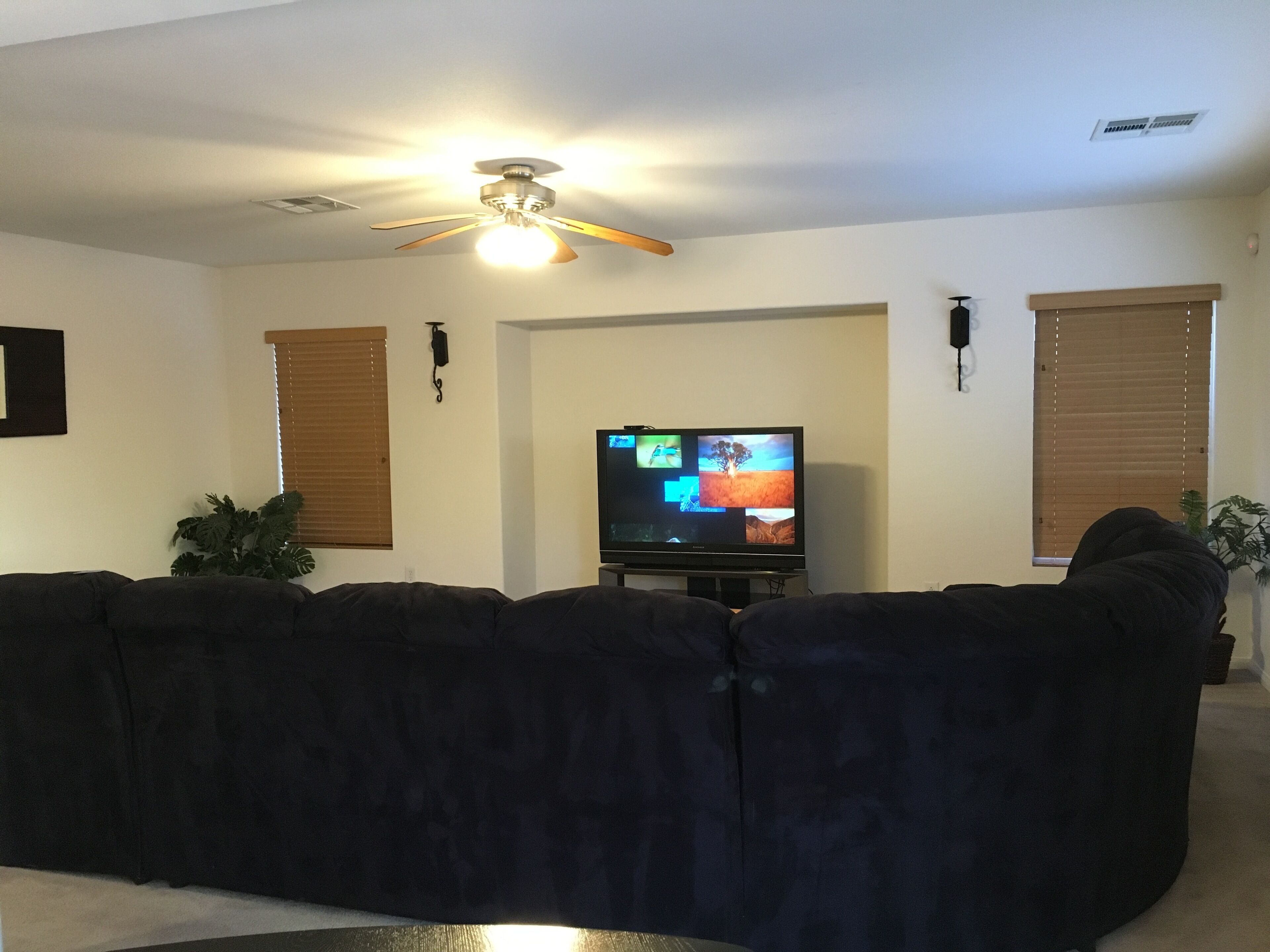 Luxurious Open Plan Vacation Home. Mins from the strip