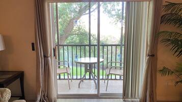 Smart TV, DVD player, table tennis, stereo