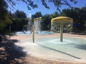 Una piscina al aire libre, una piscina climatizada