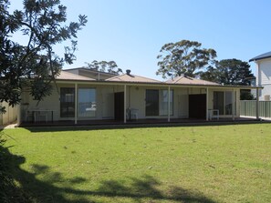 Exterior - Absolute Waterfront - Lorsens On The River - 2 bedroom cabin (Shoalhaven Heads)