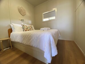 Room - Absolute Waterfront - Lorsens On The River - 2 bedroom cabin (Shoalhaven Heads)