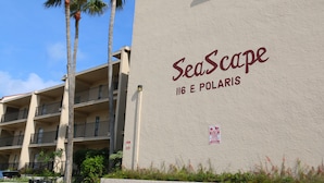 Un edificio con el nombre 'SeaScape' y la dirección '116 E. Polaris'.
