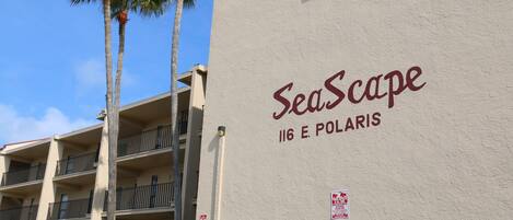 Un edificio con el nombre 'SeaScape' y la dirección '116 E. Polaris'.