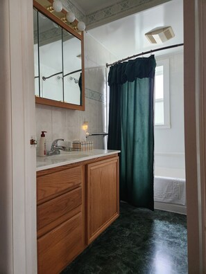 Badewanne, Haartrockner, Handtücher, Toilettenpapier