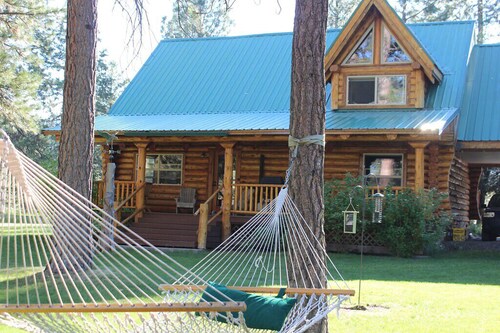 Wonderfully Unique Riverfront Cottage very close to Crater Lake National Park