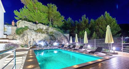 Villa Rock - luksushotelli Podstranan lähellä Splitia