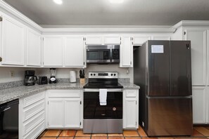 冷蔵庫、電子レンジ、オーブン、コンロ