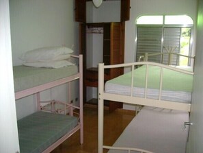 2 habitaciones y tabla de planchar con plancha 